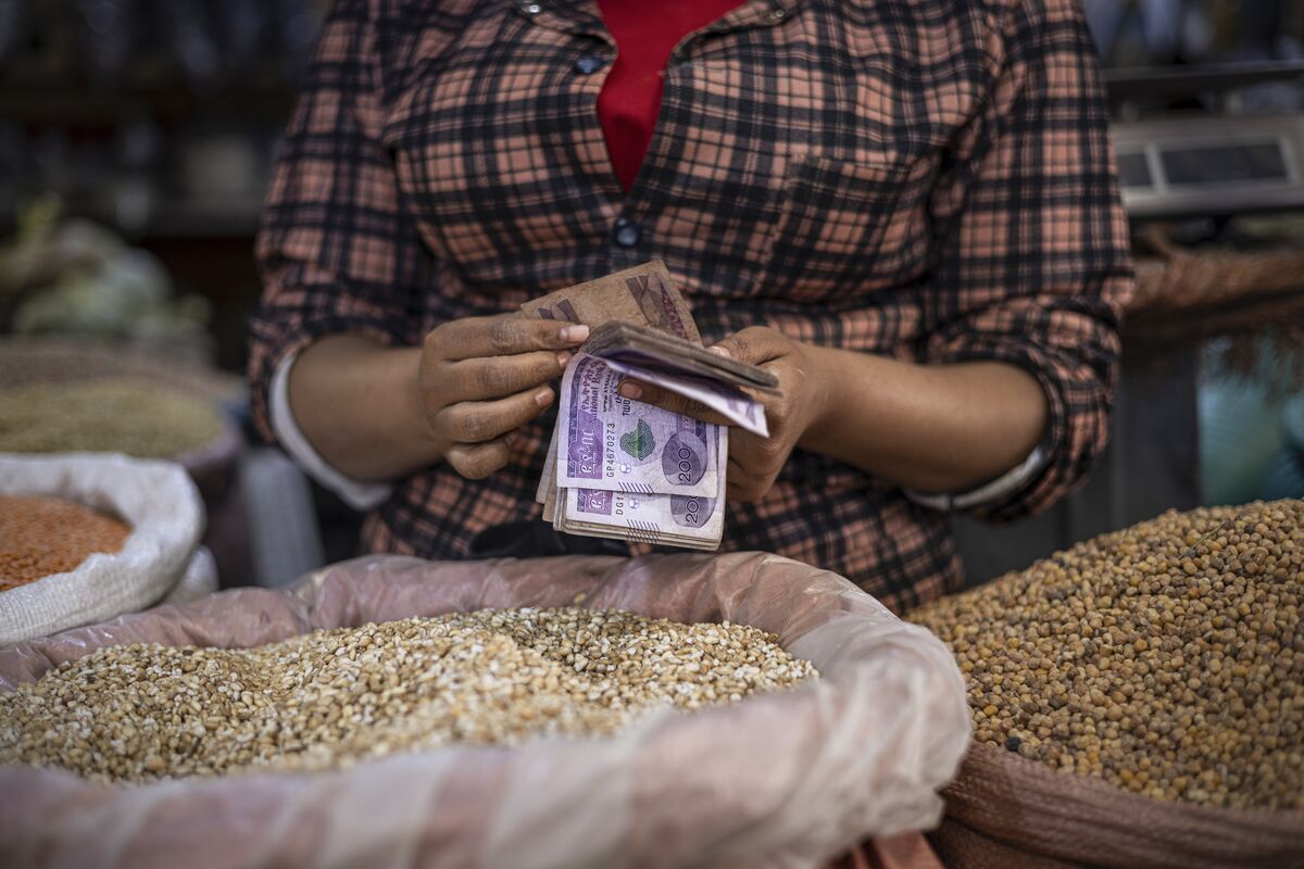 A vendor counts out birr banknotes.Photographer