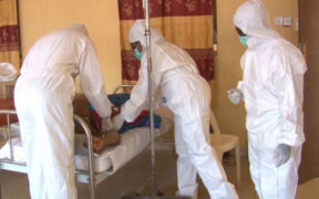 Medical_workers_treating_a_Lassa_fever_patient_h2